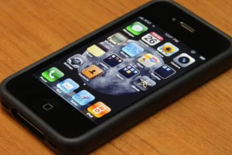 iPhone 4 com capinha oferecida pela Apple (.)