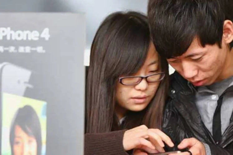 Consumidores testam o iPhone 4, da Apple: quatro de cada 10 compradores atendidos por vendedores equipados com dispositivos móveis tiveram  melhor experiência de compra (Feng Li/Getty Images)