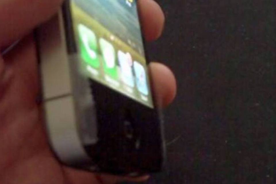 Americano usa fita adesiva para resolver falha de iPhone 4