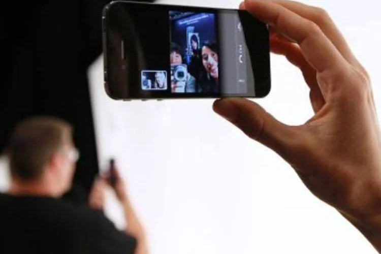 A queda das ações da Apple parece estar relacionada ao crescente número de reclamações sobre o iPhone 4 (.)