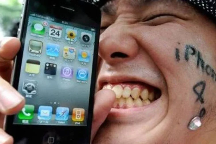 Japonês comemora a compra de seu IPhone 4 em Tóquio (AFP/Toru Yamanaka)