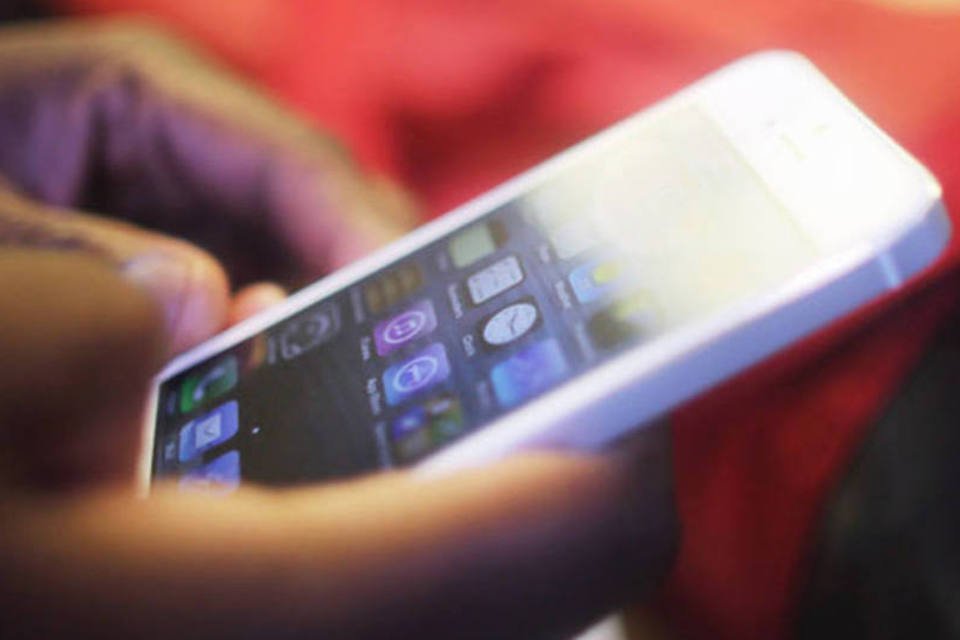 Apple investiga morte de mulher que usava iPhone carregando