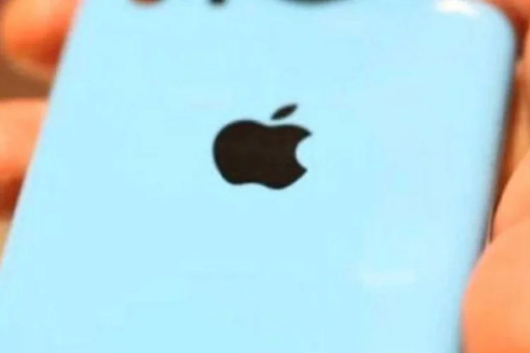 Imagem mostra suposto iPhone 5C: possível smartphone de baixo custo da Apple deve ser anunciado junto com iPhone 5S no próximo dia 10 (Apple Daily)