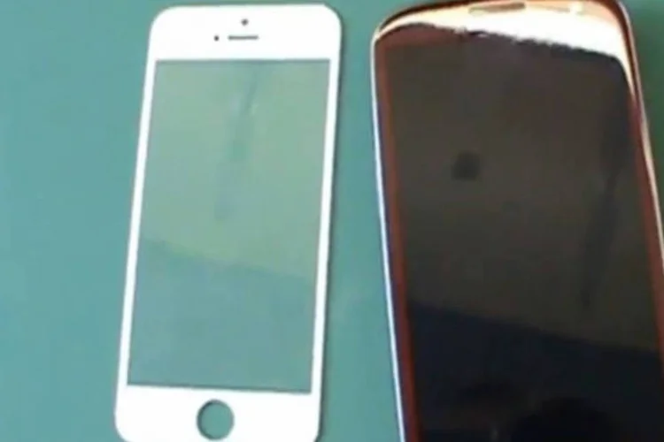 
	Em uma compara&ccedil;&atilde;o com o Galaxy S III, mesmo sendo muito maior em rela&ccedil;&atilde;o ao iPhone 4 S, a nova tela ainda parece pequena e fina
 (Reprodução)