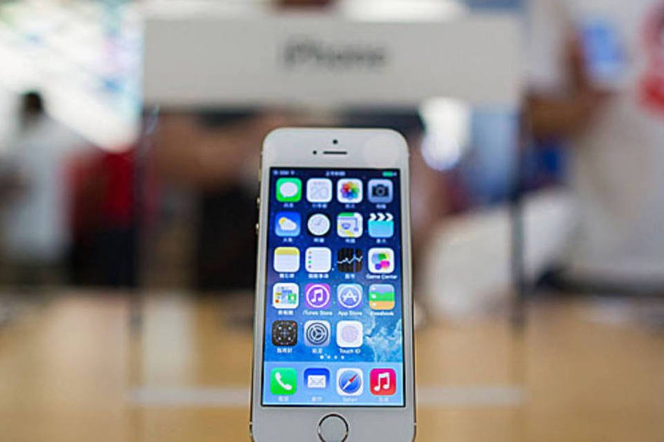 iPhone 5s exposto em loja da Apple: de acordo com números da empresa, foram vendidas 9 milhões de unidades de iPhones 5s e 5c em apenas 3 dias (Lam Yik Fei/Getty Images)