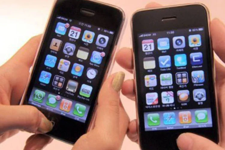 Embora o nome iPhone 4 não apareça citado na licitação, as especificações exigidas como mínimas limitam a escolha do smartphone a esta marca e modelo (Park Ji-Hwan/AFP)