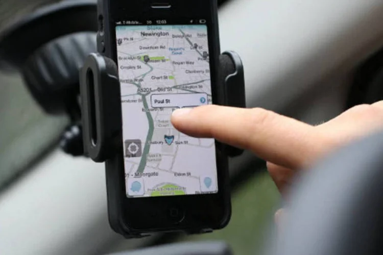 
	Sabendo que muitos j&aacute; usam iPhones como substitutos para sistemas de navega&ccedil;&atilde;o, montadoras est&atilde;o trabalhando para incorporar a tecnologia da Apple e minimizar a distra&ccedil;&atilde;o do motorista
 (Chris Ratcliffe/Bloomberg)