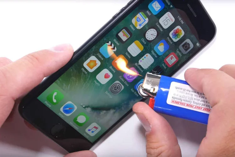
	Teste: a tela do iPhone 7 ficou dez segundos exposta &agrave; chama de um isqueiro
 (Reprodução/YouTube)