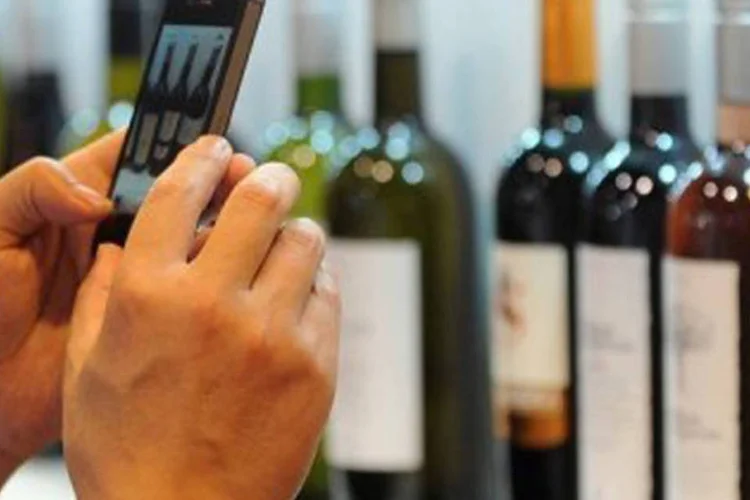 
	Os smartphones podem ser uma boa ferramenta para quem ama vinhos por meio de alguns aplicativos
 (©AFP/File / Laurent Fievet)