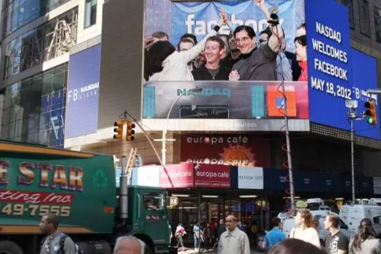 
	IPO do Facebook sendo transmitido em tel&atilde;o no Times Square: oferta foi inicialmente atrasada em 30 minutos devido a um problema t&eacute;cnico na Nasdaq
 (Spencer Platt/Getty Images)