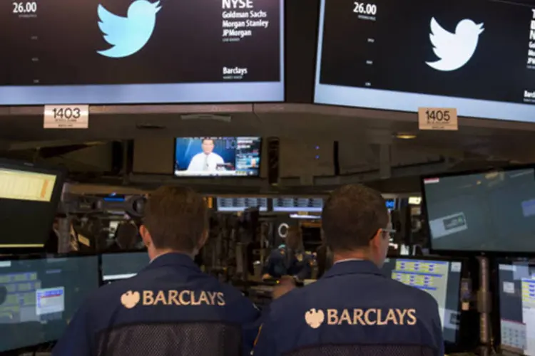 Traders trabalham durante a IPO do Twitter na Bolsa de Nova York (NYSE), ocorrida em novembro de 2013 (Scott Eells/Bloomberg)