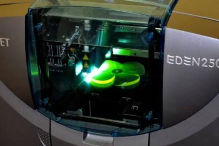 Máquina de prototipagem rápida executa modelo de hélice em resina (.)
