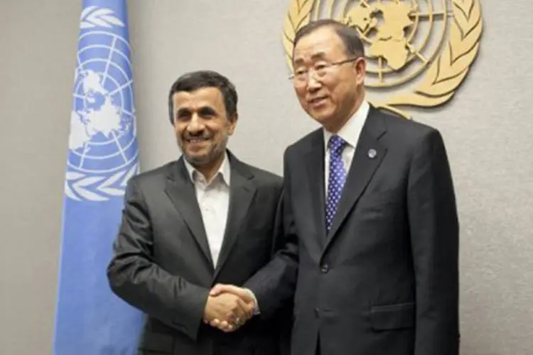 
	Ahmadinejad &eacute; recebido por Ban Ki-moon: Ban alertou o presidente iraniano sobre as &quot;consequ&ecirc;ncias potencialmente danosas da ret&oacute;rica inflamat&oacute;ria&quot; para o Oriente M&eacute;dio
 (Allison Joyce/AFP)