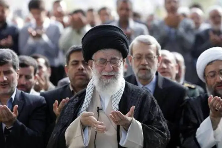 O guia supremo iraniano, o aiatolá Ali Khamenei, reza durante o Ramadã (AFP)