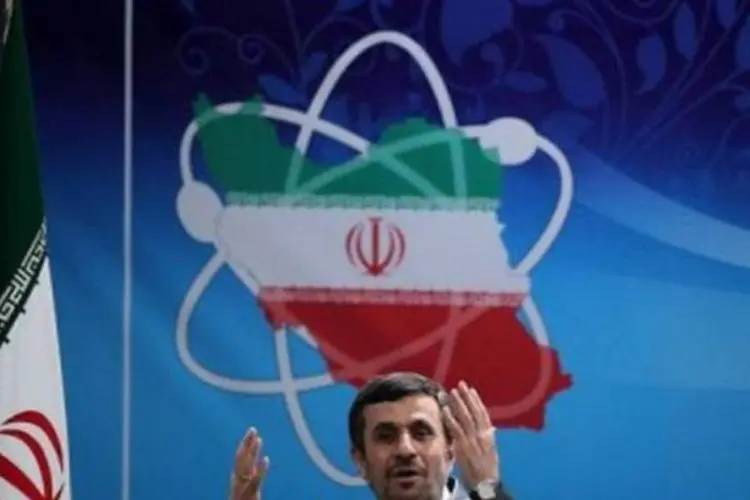O presidente iraniano Mahmoud Ahmadinejad discursa na Organização Iraniana de Energia Atômica em Teerã (Ho/AFP)