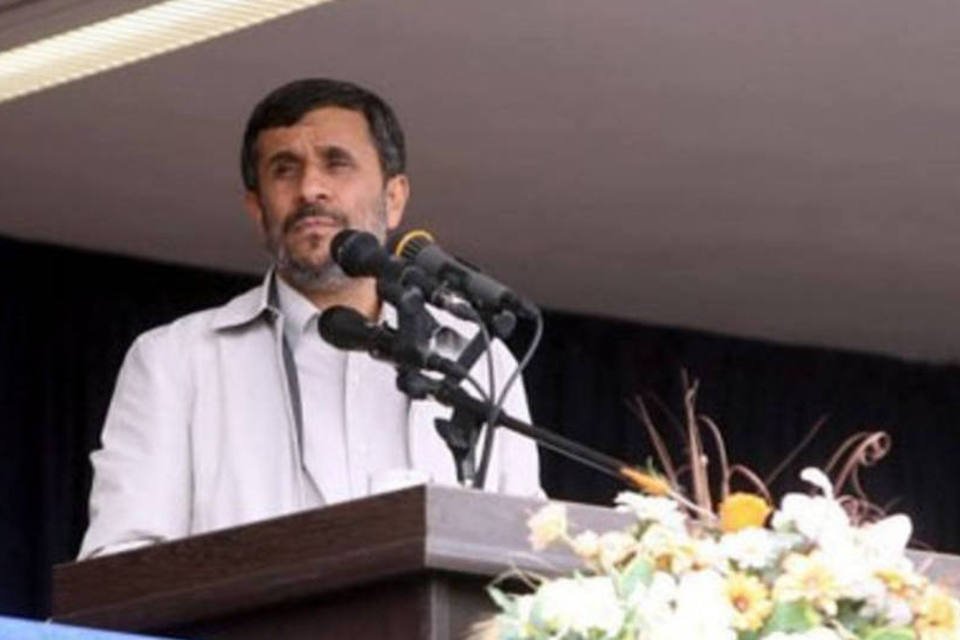 Ahmadinejad diz esperar que Washington aceite discutir troca de combustível