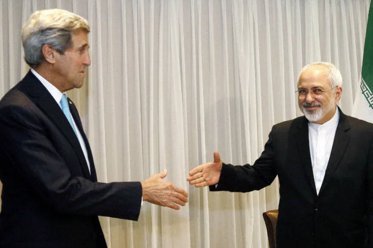 Secretário de Estado dos EUA, John Kerry, cumprimenta ministro das Relações Exteriores do Irã, Mohammad Javad Zarif (Rick Wilking/Reuters)