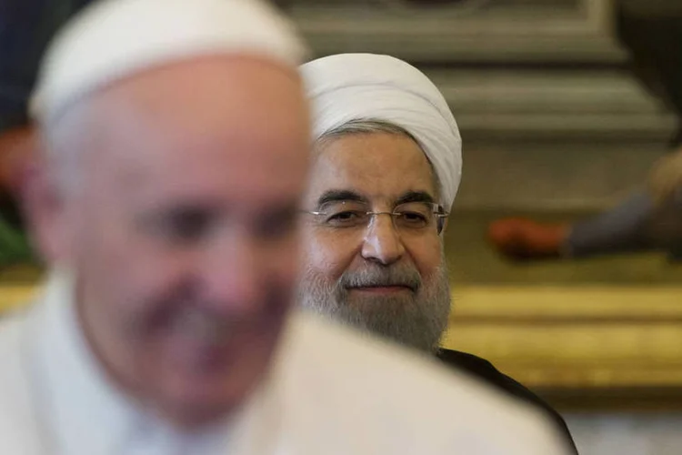 
	Presidente iraniano Hassan Rouhani &eacute; recebido pelo Papa Francisco no Vaticano: as delega&ccedil;&otilde;es diplom&aacute;ticas tamb&eacute;m abordaram a recente conclus&atilde;o e aplica&ccedil;&atilde;o do acordo nuclear
 (Andrew Medichini / Reuters)