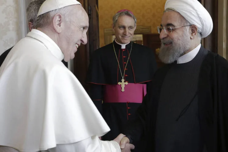 
	Hassan Rouhani e Papa Francisco: eles provavelmente discutiram o papel estabilizador que o Ir&atilde; pode desempenhar no M&eacute;dio Oriente
 (Andrew Medichini / Reuters)