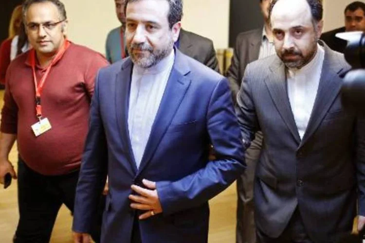 
	Abbas Araghchi (c), chefe da delega&ccedil;&atilde;o do Ir&atilde;: &quot;estamos dispostos a continuar&quot;
 (Dieter Nagl/AFP)