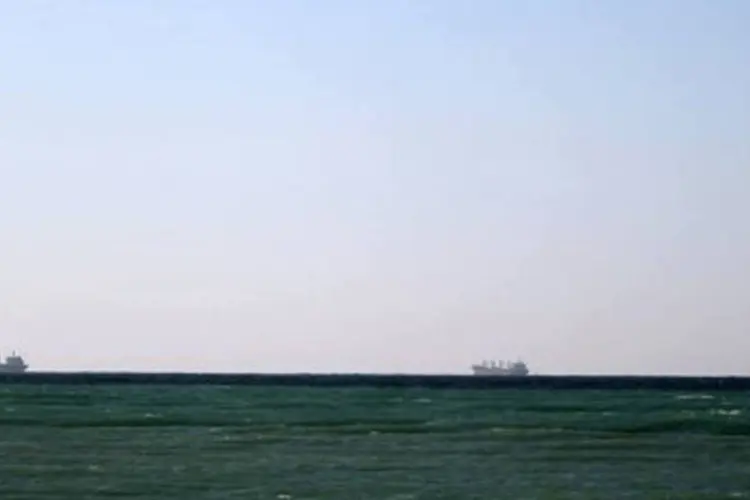 Petroleiros atravessam o Estreito de Ormuz, rota importante para a exportação do petróleo iraniano (Marwan Naamani/AFP)