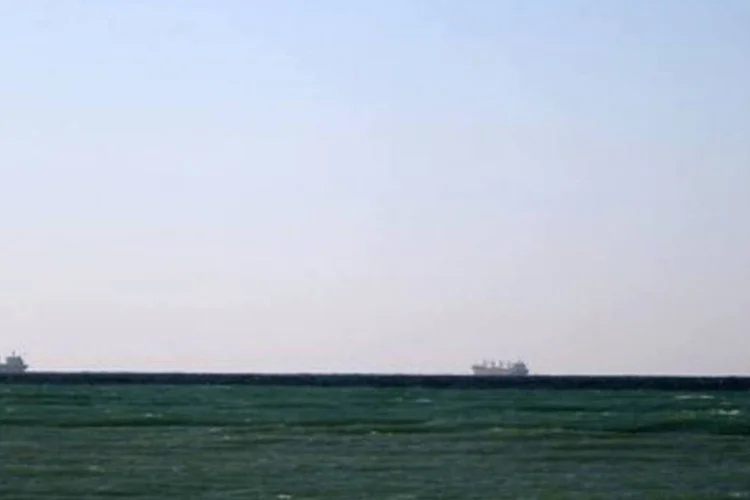 Petroleiros atravessam o Estreito de Ormuz, rota importante para a exportação do petróleo iraniano (Marwan Naamani/AFP)