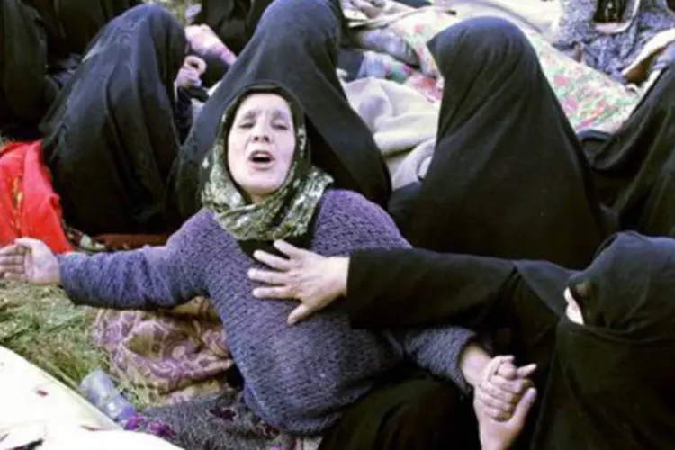 Iranianos choram a morte de parentes vítimas de terremotos na vila de Baje-Baj, perto da cidade de Varzaqan
 (Atta Kenare/AFP)