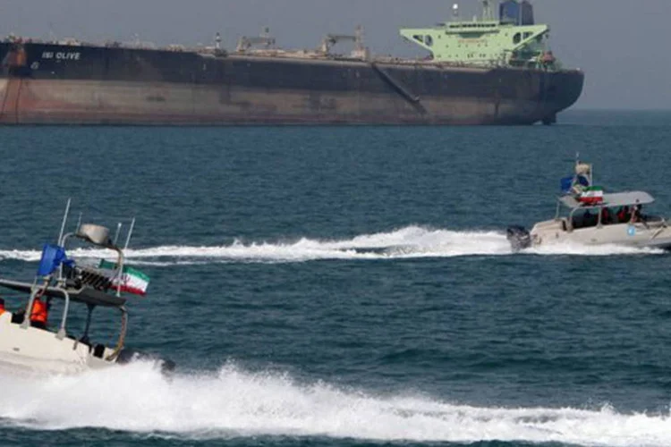 
	Guarda Revolucion&aacute;ria Iraniana passa por um petroleiro: as exporta&ccedil;&otilde;es de petr&oacute;leo iraniano eram de 1,3 mdb em novembro, um milh&atilde;o a menos que no mesmo per&iacute;odo de 2011
 (Atta Kenare/AFP)