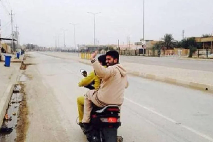 Iraquianos fogem por uma estrada vazia da cidade de Ramadi, onde as forças de segurança enfrentam militantes jihadistas ligados à Al-Qaeda (AZHAR SHALLAL/AFP)