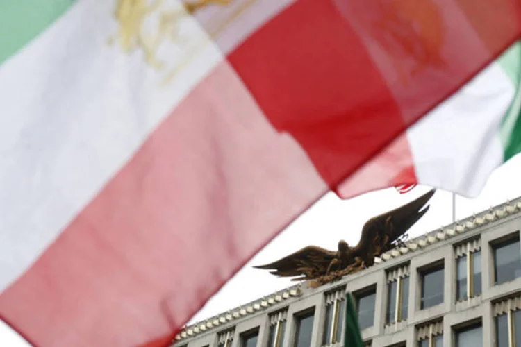 
	Bandeira do Ir&atilde;: porta-voz indicou que estas reuni&otilde;es com os t&eacute;cnicos foram &quot;construtivas, diretas, com entendimento m&uacute;tuo e progressos&quot;
 (Suzanne Plunkett/Reuters)