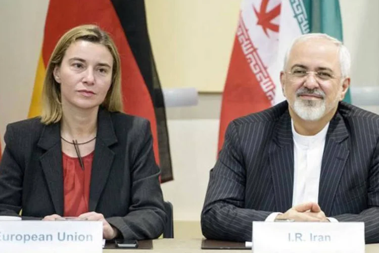 
	Chefe de pol&iacute;tica externa da UE, Federica Mogherini, e chanceler do Ir&atilde;, Federica Mogherini, em Lausanne: O Ir&atilde; e seis pot&ecirc;ncias mundiais est&atilde;o negociando h&aacute; dias
 (REUTERS/Brendan Smialowski/Pool)