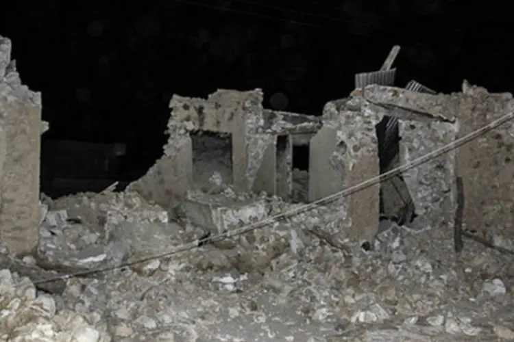 Estragos provocados pelo terremoto de 6,1 graus na escala Richter que atingiu o Irã (REUTERS/Mohammad Salehinia/ISNA)