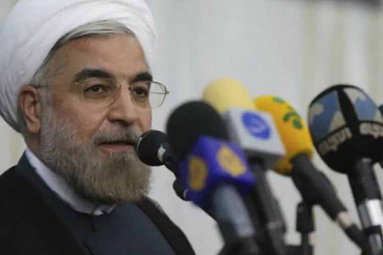 
	O presidente eleito do Ir&atilde;, o cl&eacute;rigo xiita reformista moderado Hassan Rohani: convite para cerim&ocirc;nia de posse n&atilde;o foi feito aos EUA e Israel, um &quot;regime sionista que fundamentalmente n&atilde;o reconhecemos como um pa&iacute;s&quot;, disse governo iraniano
 (Reuters/Fars News/Seyed Hassan Mousavi)