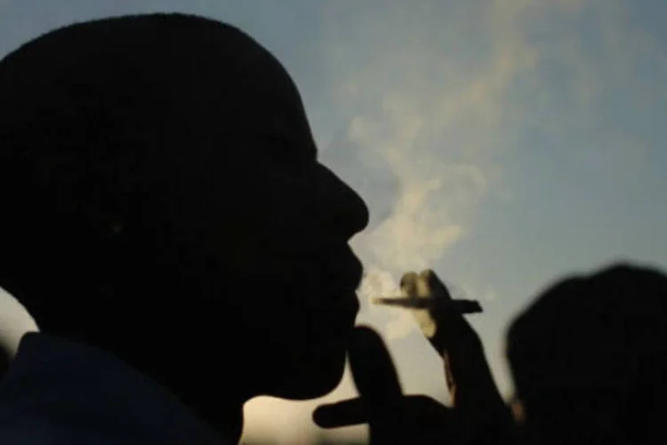 
	Homem consumindo maconha: CCJ definiu uma quantidade m&iacute;nima para diferenciar usu&aacute;rio e traficante
 (Christopher Furlong/Getty Images/Getty Images)