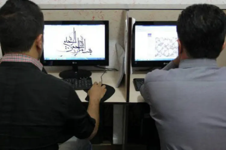 Iranianos usam computadores em cibercafé no centro de Teerã (AFP / Atta Kenare)