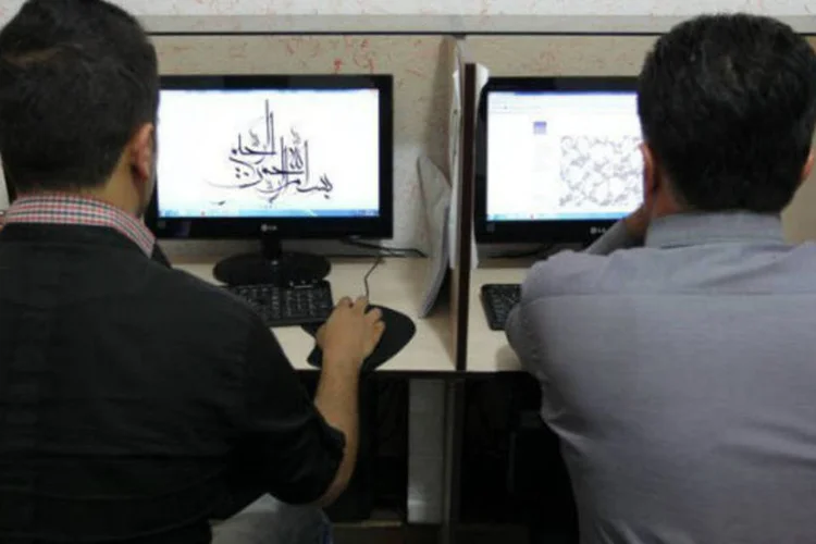 Iranianos usam computadores em cibercafé no centro de Teerã (AFP / Atta Kenare)