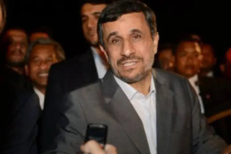 
	Ahmadinejad: &quot;Uma elei&ccedil;&atilde;o, que &eacute; uma manifesta&ccedil;&atilde;o da vontade popular, se transformou em campo de batalha para capitalistas e em uma desculpa para gastar uma fortuna&quot;, afirmou&nbsp;
 (AFP / Adek Berry)