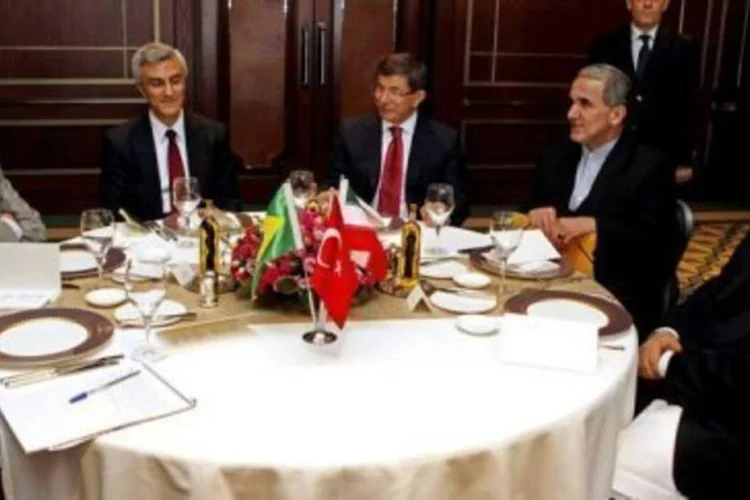 O chefe da diplomacia iraniana, Manuchehr Mottaki, anunciou este domingo que seu país está disposto a iniciar imediatamente negociações