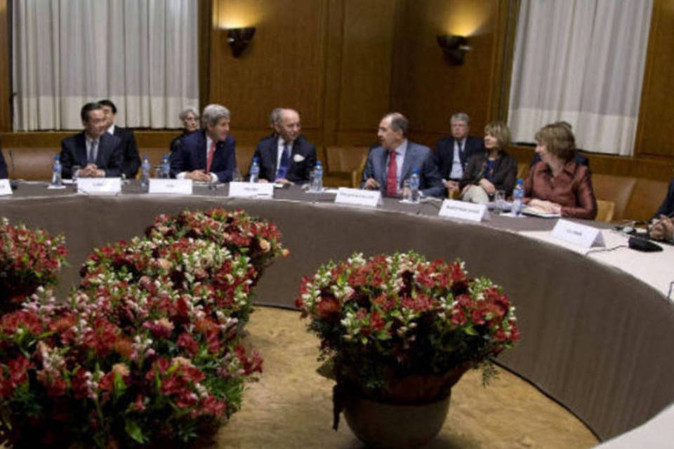 Irã fecha acordo com EUA que congela programa nuclear