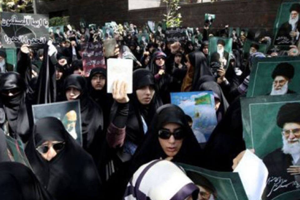 Manifestantes iranianos pedem morte de autor de filme