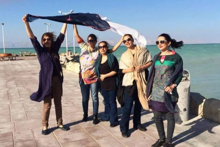 
	Iranianas tiram v&eacute;u em foto no Facebook: somente nos primeiros quatro dias, a p&aacute;gina recebeu mais de 30 mil&nbsp;&quot;curtidas&quot;
 (Reprodução/Facebook/Stealthy Freedoms of Iranian Women)