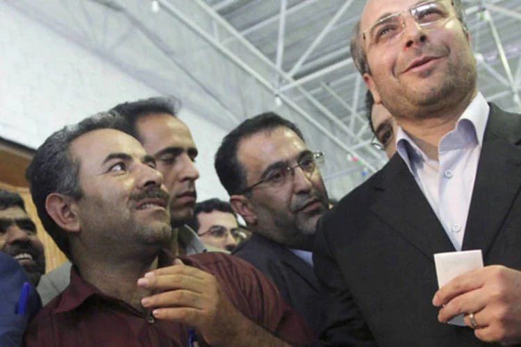 O prefeito de Teerã, Mohammad Baqer Qalibaf, vota nas eleições presidenciais de 2005: então candidato, ele ficou em quarto lugar na disputa (Getty Images)