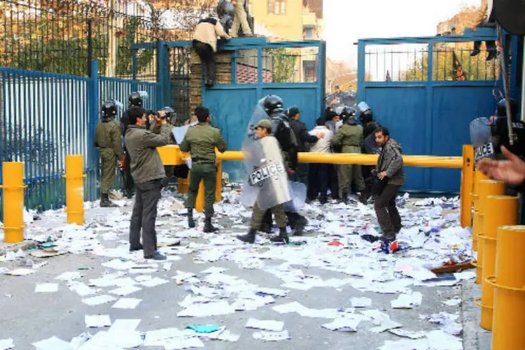 Invasão da embaixada britânica no Irã continua gerando consequências (Getty Images)