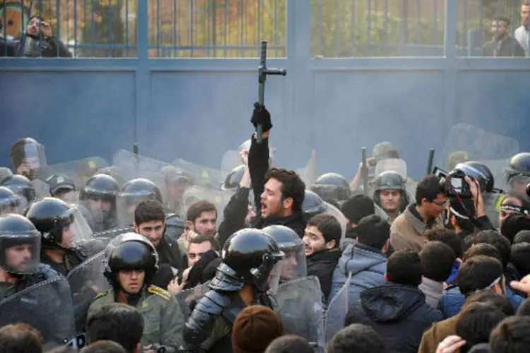 Os estudantes começaram a primeira invasão à Embaixada por volta das 15h30 no horário local e a Polícia começou a atuar contra eles às 20h30 na hora local (Getty Images)