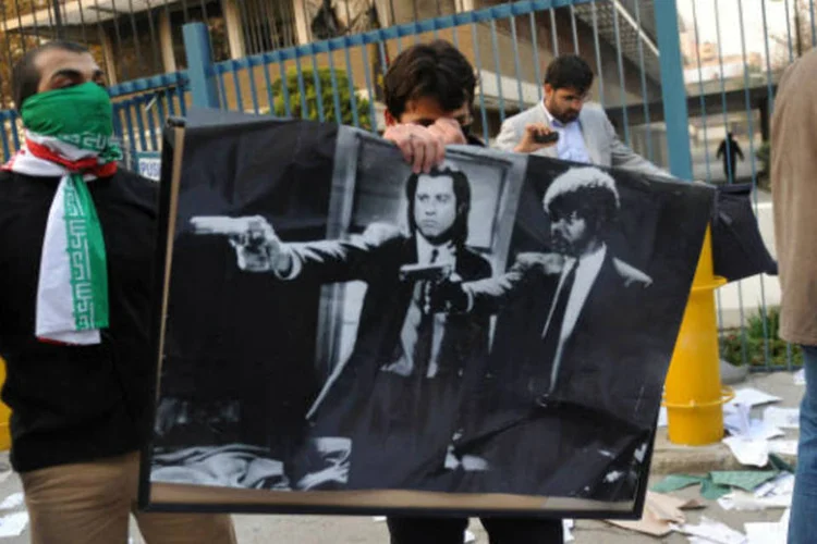 'Vamos nos apoderar da embaixada britânica', gritavam os invasores, numa referência à invasão da legação diplomática dos Estados Unidos em 1979 (Getty Images)