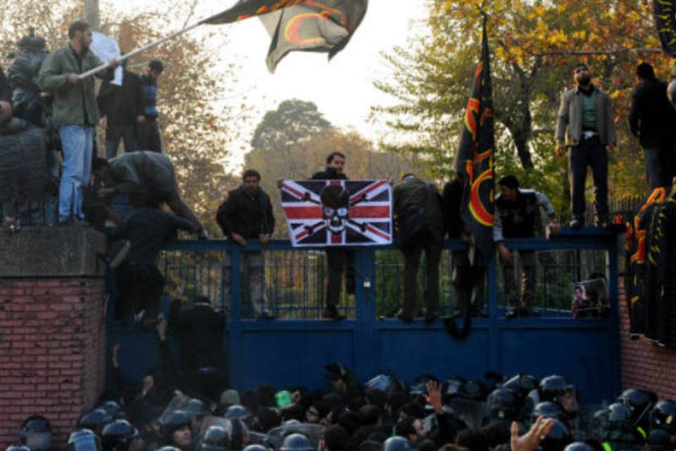 Vários jovens são detidos por invadir embaixada britânica em Teerã