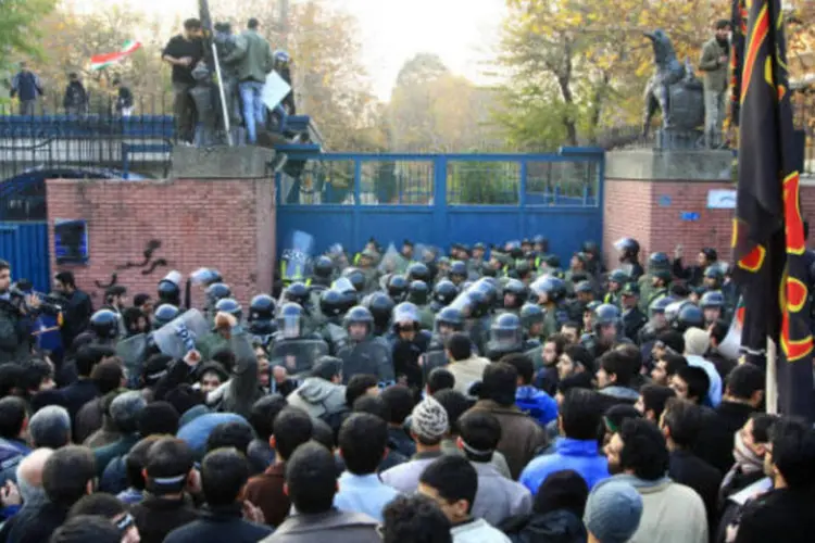 Iranianos invadem embaixada britânica (Getty Images)