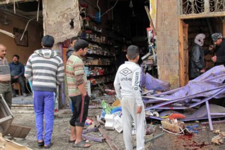 72 pessoas ficaram feridas após um terrorista suicida detonar seu cinto de explosivos perto de um local onde havia distribuição de comida e bebida a fiéis (Khalil al-Murshidi/AFP)