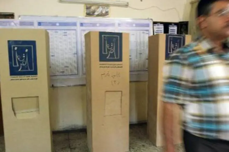 Iraquiano vota em Bagdá durante eleições: estas são as primeiras eleições legislativas desde a saída das tropas dos Estados Unidos do país (Sabah Arar/AFP)
