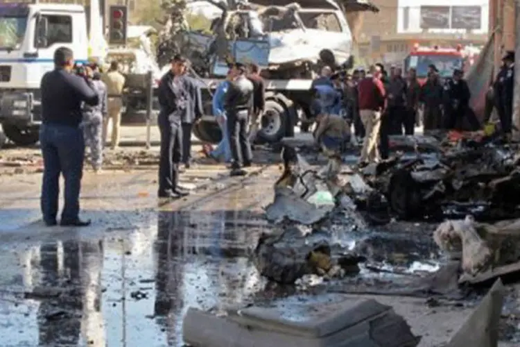
	Carro-bomba em Hilla: Ontem, pelo menos 22 pessoas morreram e dezenas sofreram ferimentos na explos&atilde;o de dois carros-bomba contra mercados populares em Bagd&aacute; e no norte do Iraque (AFP)